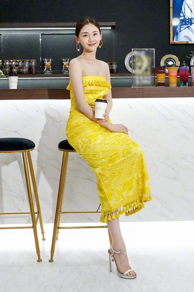 苗苗对身材真自信穿金色亮片连体裤配黑色薄纱半身裙身材出众