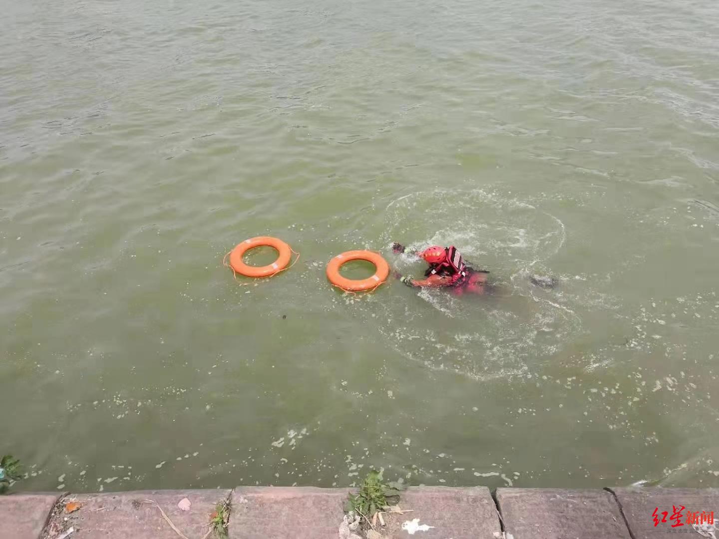 四川德阳一面包车疑似到湖边洗车冲入水中，驾驶员落水身亡休闲区蓝鸢梦想 - Www.slyday.coM