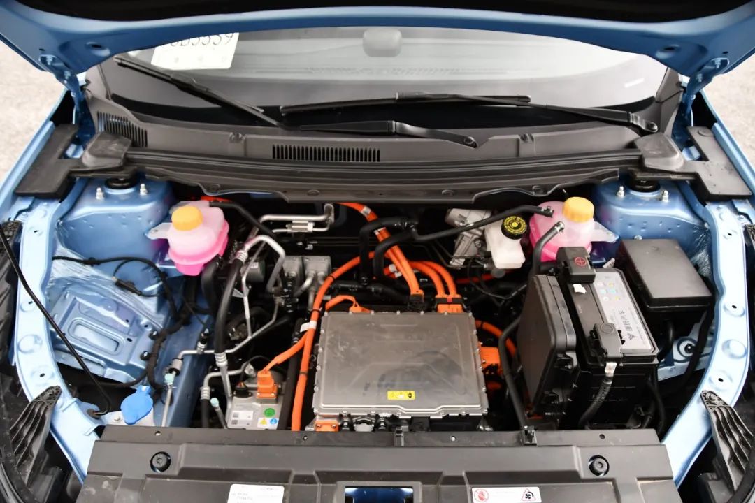 全新哪吒u pro 610探火版,采用来自宁德时代的ncm523材料三元锂电池组