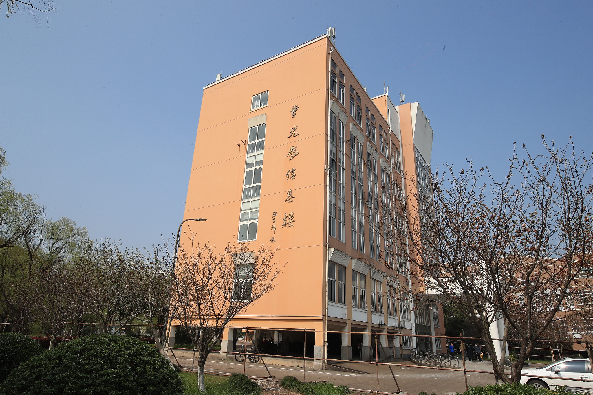 曹光彪资产全捐清华7岁经商与船王开航空公司身家70亿