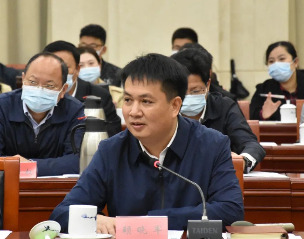 兴国县委书记赖晓军说,我们大力弘扬苏区干部好作风,发动党员干部通过