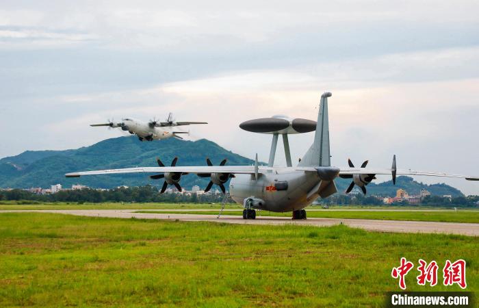 南部战区海军航空兵某团组织多机型飞行。　杨佳豪 摄