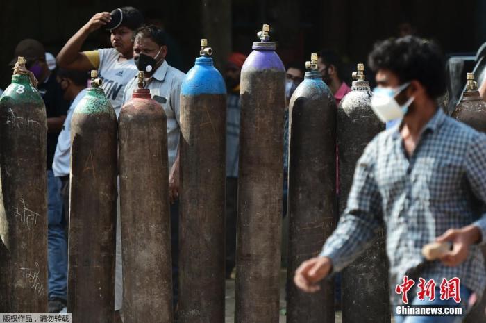 印度民众在阿拉哈巴德的氧气加气站等待加氧气。