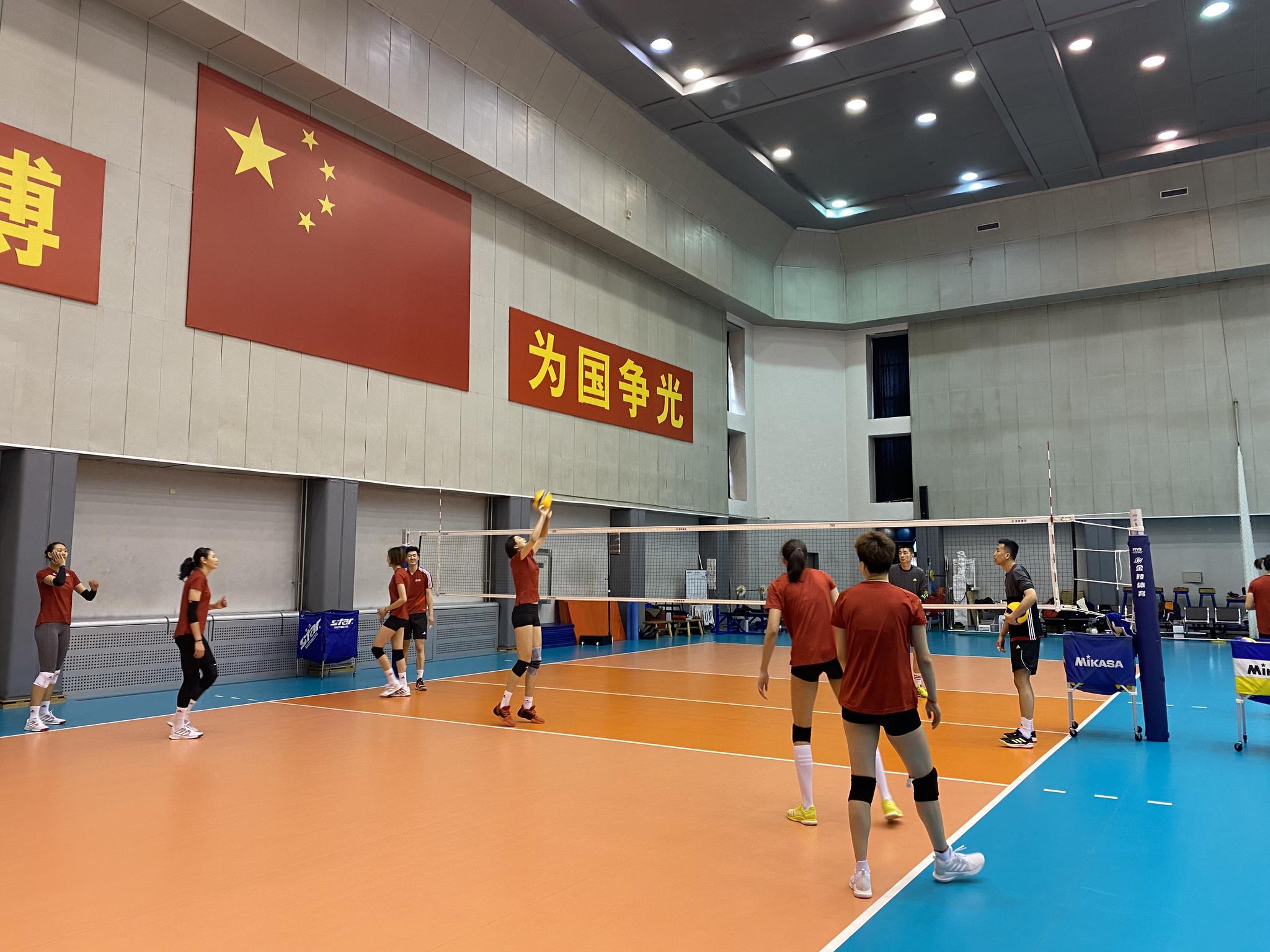 中国女排在训练中。