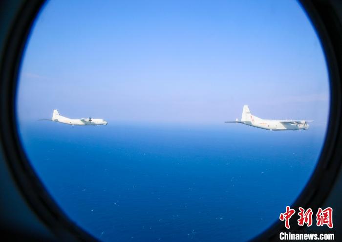 南部战区海军航空兵某团组织编队飞行训练。　秦钱江 摄