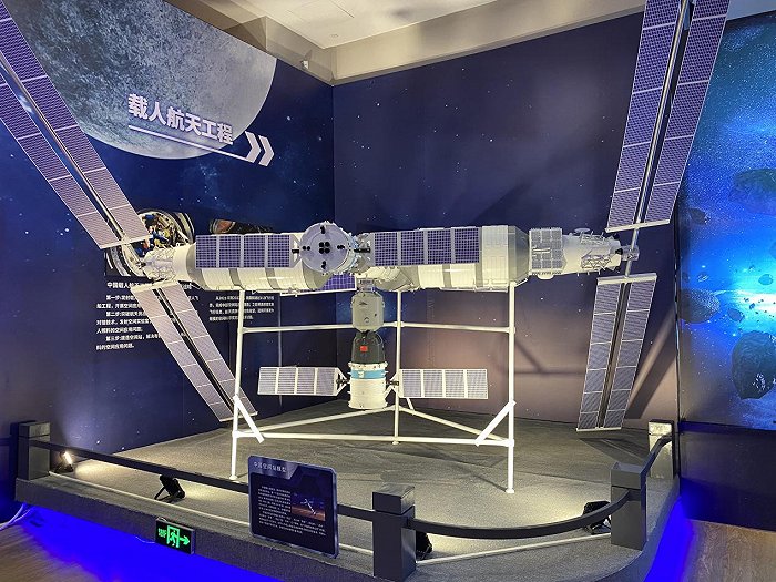 “载人航天工程”展厅陈列“中国空间站”模型。图片来源：倪叶青/摄