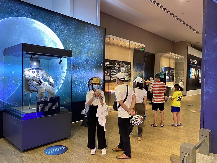 “载人航天工程”展厅陈列“中国空间站”模型。图片来源：倪叶青/摄
