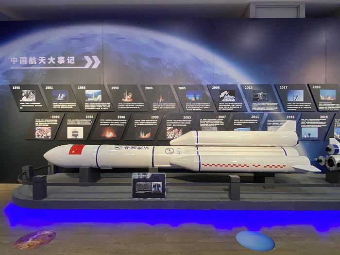 展厅陈列“长征五号运载火箭”。图片来源：倪叶青/摄