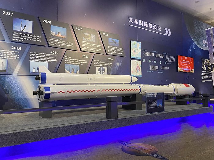 展厅陈列“长征五号运载火箭”。图片来源：倪叶青/摄