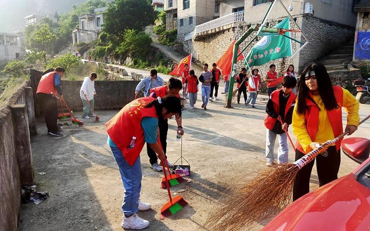 关岭县坡贡镇中心学校开展文明在行动乡村大扫除文明实践活动
