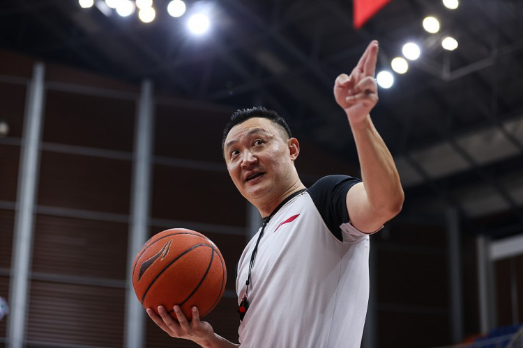 媒体人赵环宇今天转发了一则cba裁判闫军的视频,视频中吉林球员姜宇星