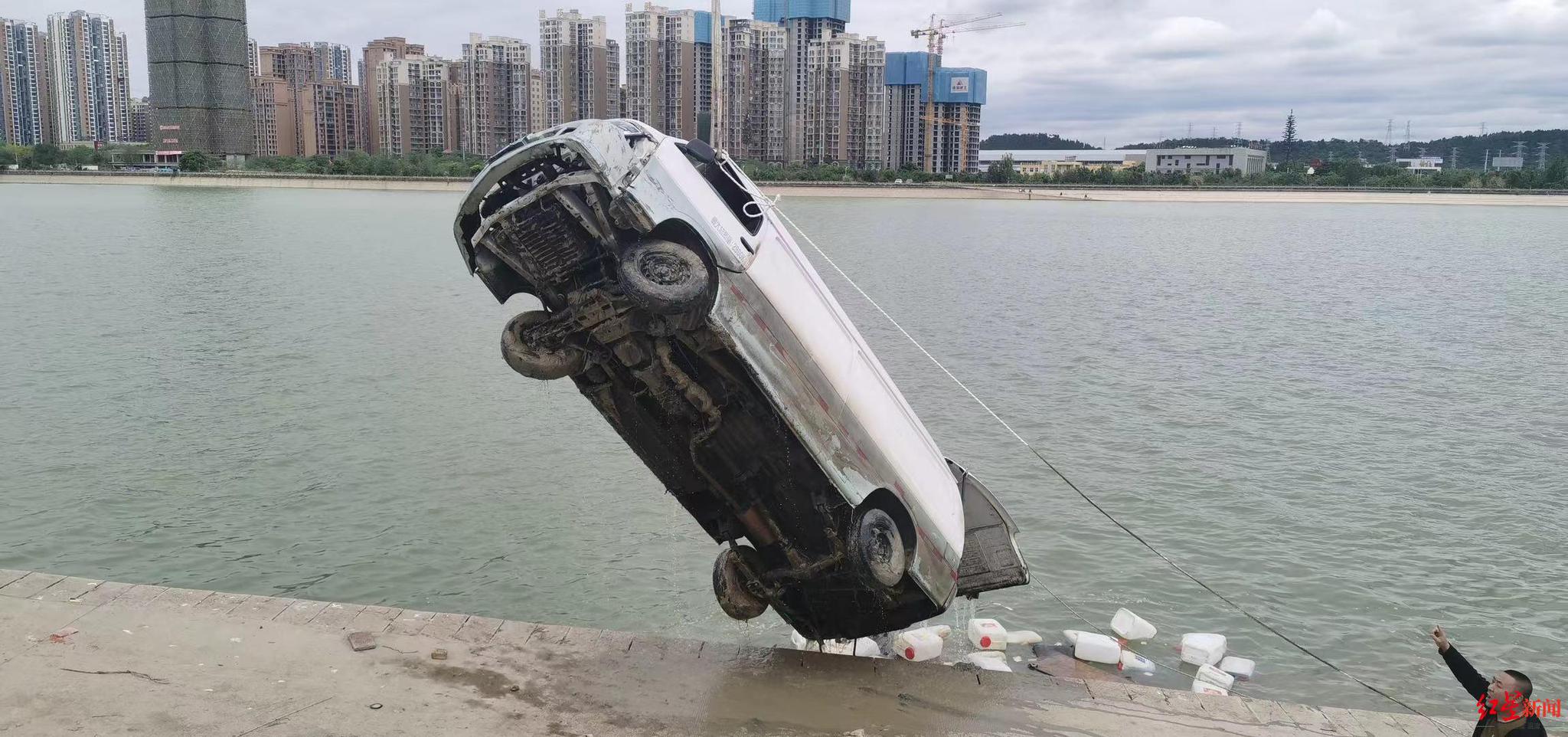 四川德阳一面包车疑似到湖边洗车冲入水中，驾驶员落水身亡休闲区蓝鸢梦想 - Www.slyday.coM