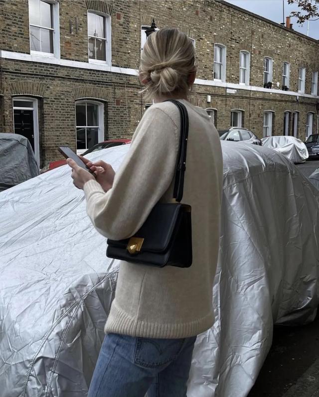 正文  同理紧身的衣服也对驼背女生不太友好,紧身的衣服会因过分地