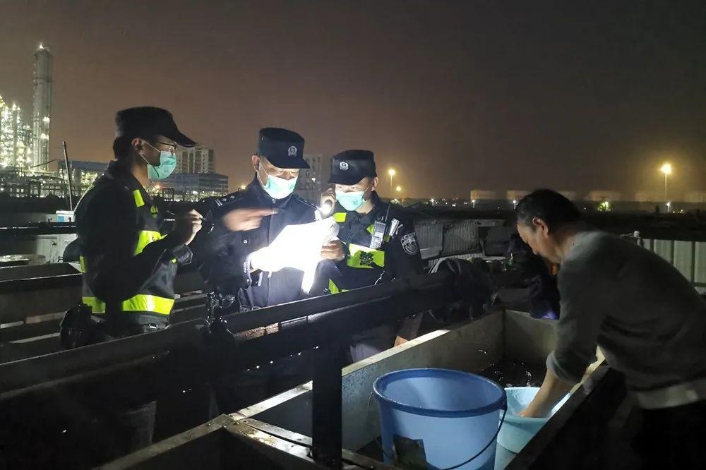 昨夜警灯闪烁这次行动中数百警力下沉一线