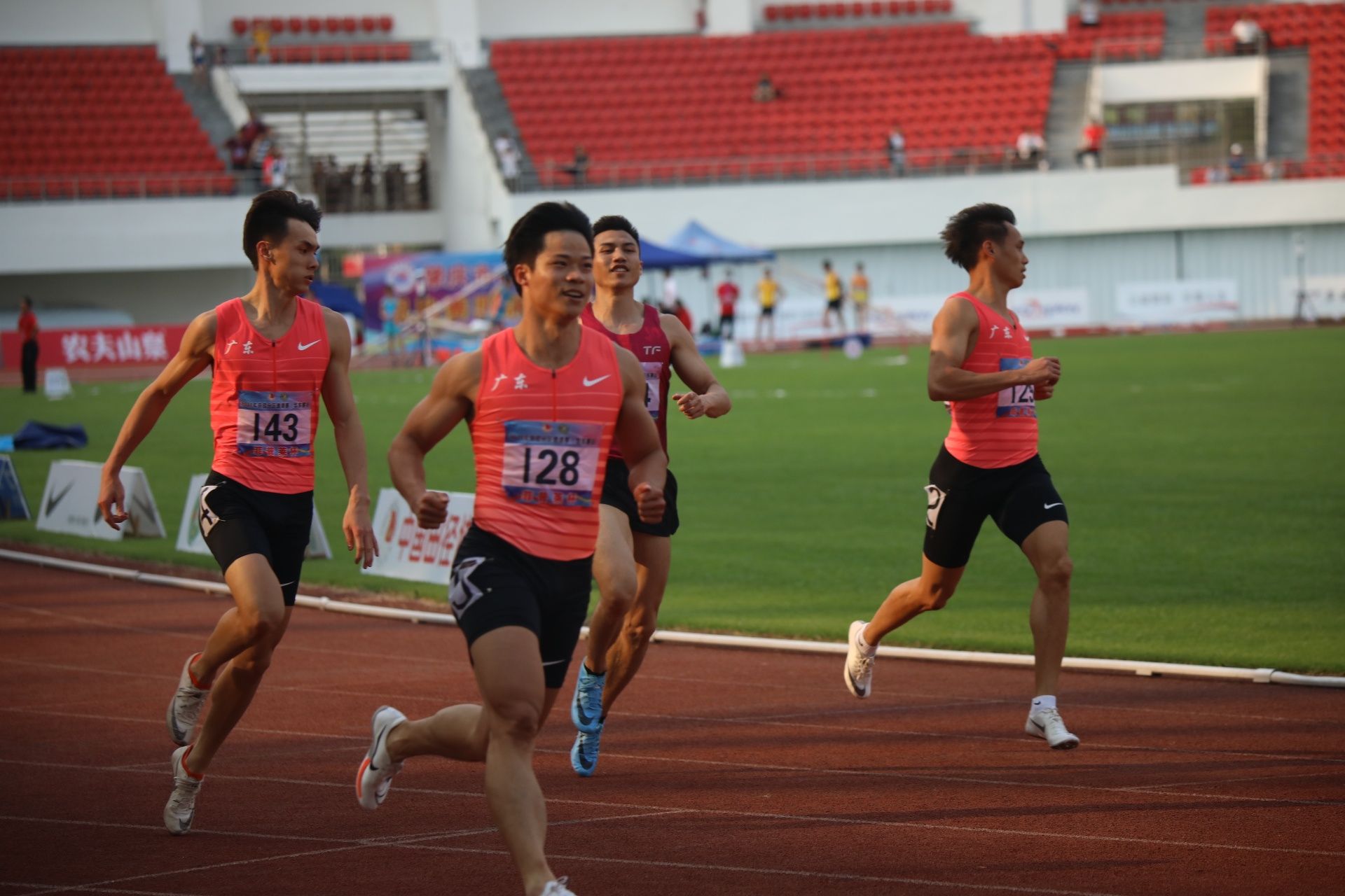 飞人归来苏炳添在肇庆跑进10秒大关
