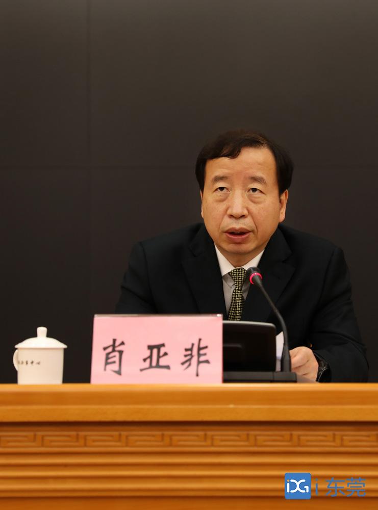 图为市委副书记,市长肖亚非部署工作