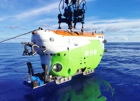 还能清晰地回忆起乘坐"深海勇士号"载人潜水器进入3000米深海时的场景