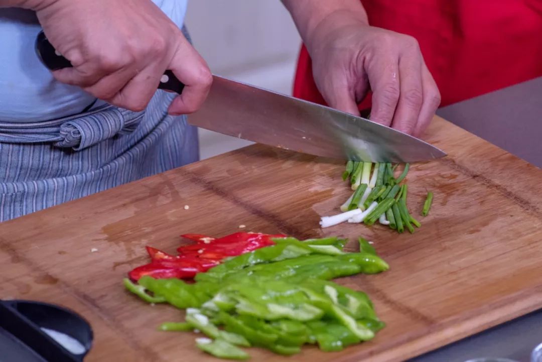 【1】制作温泉蛋辣椒油1匙 猪五花肉丝150克姜泥1/2匙 青椒1根 红辣椒