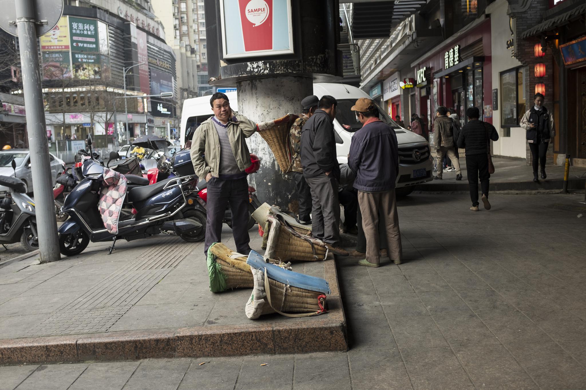 "背篼"一般指背夫.在地无三尺平的贵州,东西扛上扛下都需要有人搬运.