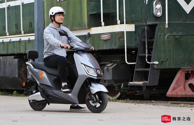 雅迪冠能 2.0 t5 评测:骑了近 100 公里,我的货拉拉优惠券依旧还在