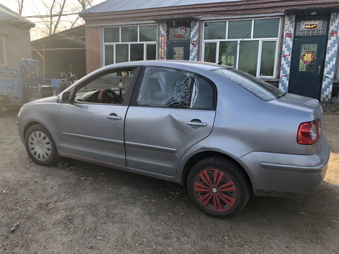 ▲4月25日，新京报记者在王雪家的院子看到了她被老虎扑坏的车。新京报记者&nbsp;韩沁珂&nbsp;摄