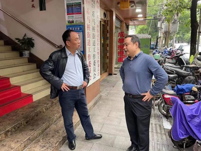 熊斌到系马桩街道调度巩固国家卫生城市工作