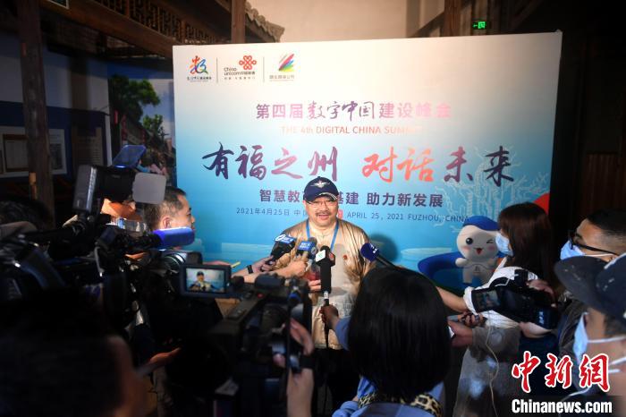 图为网龙高级副总裁、华渔(中国区)董事长俞飚接受采访。吕明 摄
