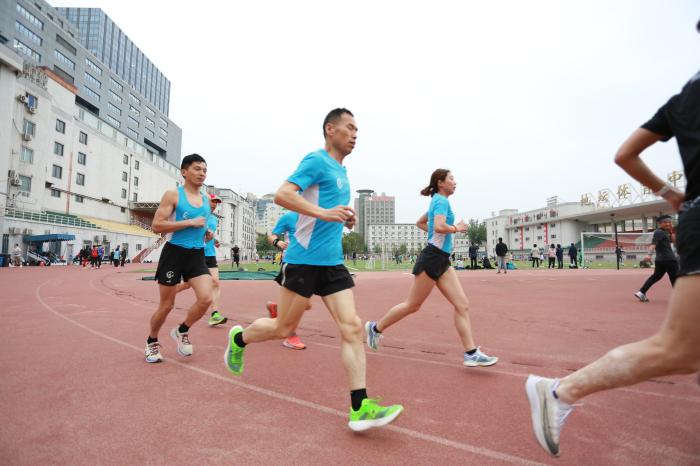 从环城赛到北京半马,他和朋友们一起跑了三十多年|跑步|半马|北京