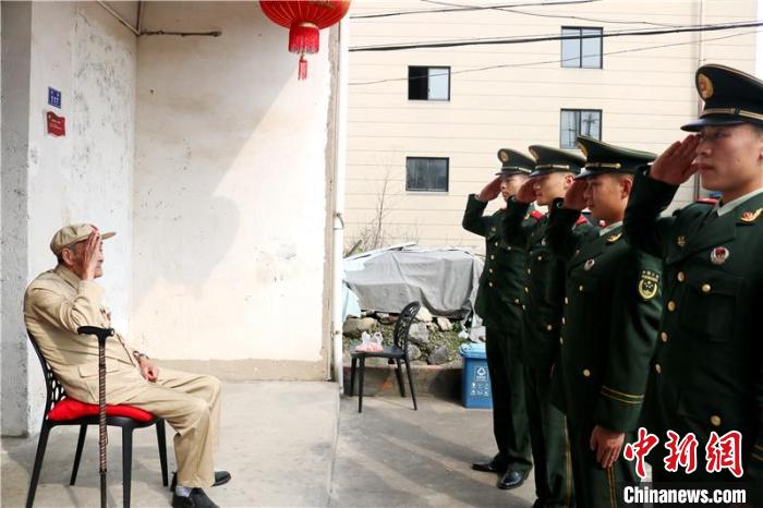 武警宁波支队向老党员敬礼. 管信涛 摄