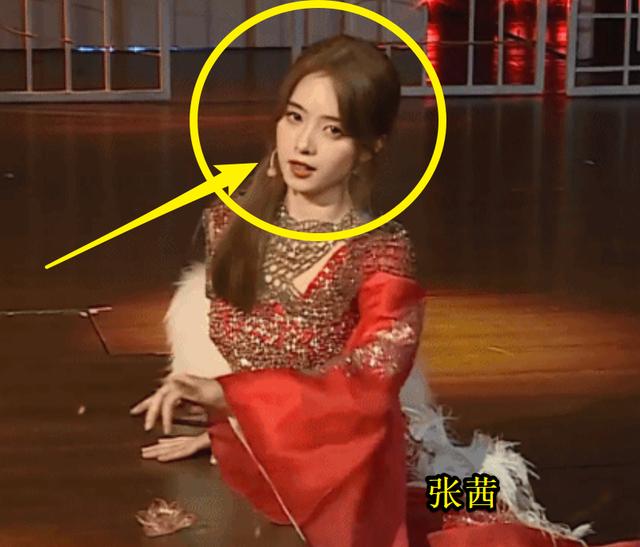 相似度高到离谱,网友:指不定谁模仿谁|鞠婧祎|女艺人|张茜_新浪新闻