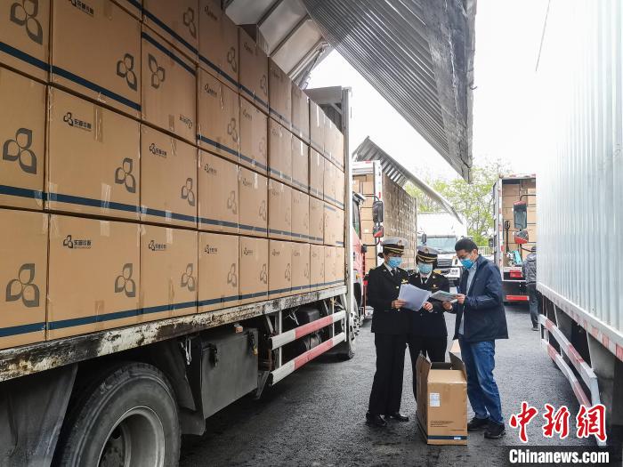 北京海关所属海淀海关关员现场验放出口防疫物资50万份。北京海关供图
