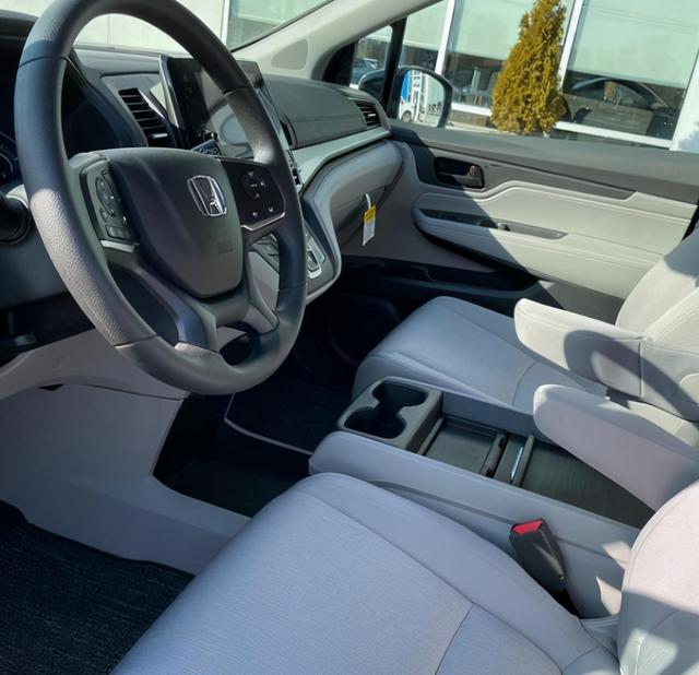 米色和灰色搭配的内饰充满了居家的风格,这也符合奥德赛这款车的居家