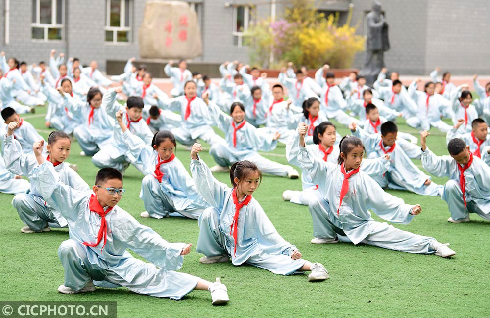内蒙古呼和浩特市新城区海新小学学生在太极拳比赛中.