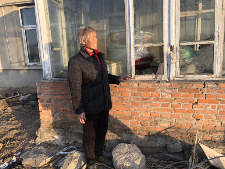 ▲4月25日，临湖村十组的村民在讲述老虎是如何拍碎自家窗户的。新京报记者&nbsp;韩沁珂&nbsp;摄