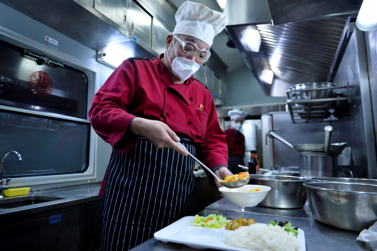 发现最美铁路餐车掌勺大厨白振庆41年的炉火人生