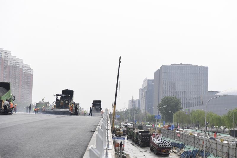 万寿路南延四环路跨线桥明日完成桥面摊铺四环路主路即将具备通行条件