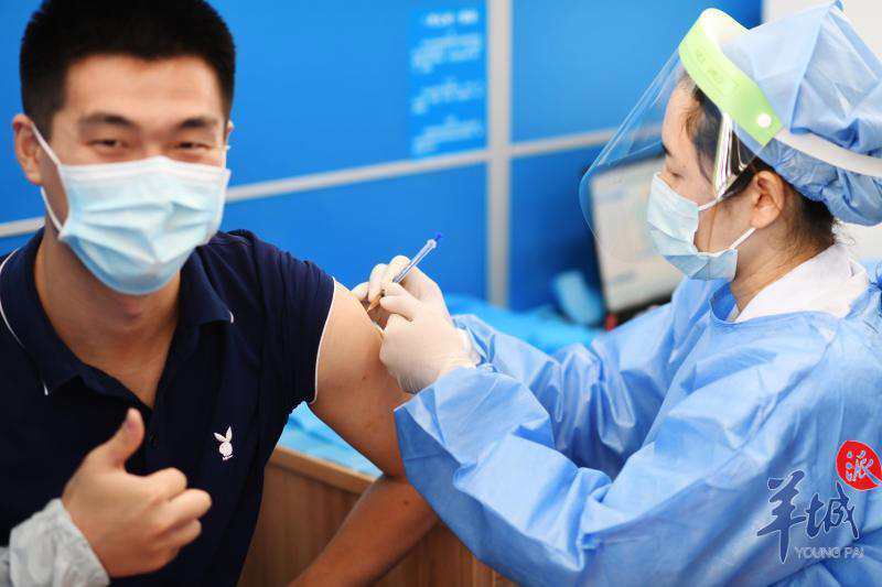 视频日接种剂次预计可达6000广州最大新冠疫苗临时接种点启用