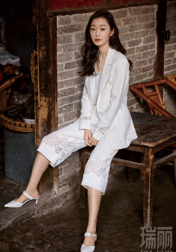 宋轶拍成都茶馆大片一颦一笑充满东方韵味