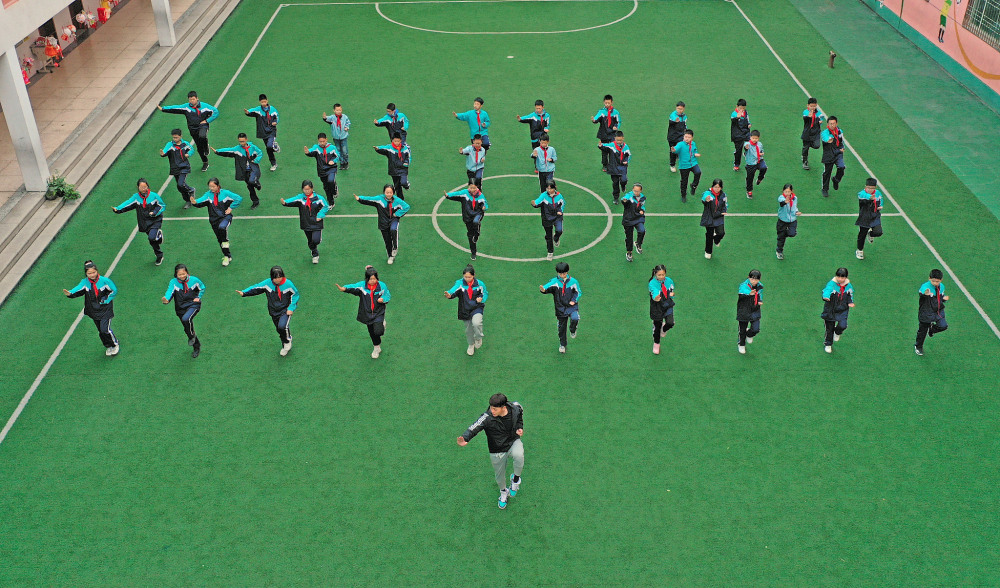 在上体育课的学生(图片来源:cfp)