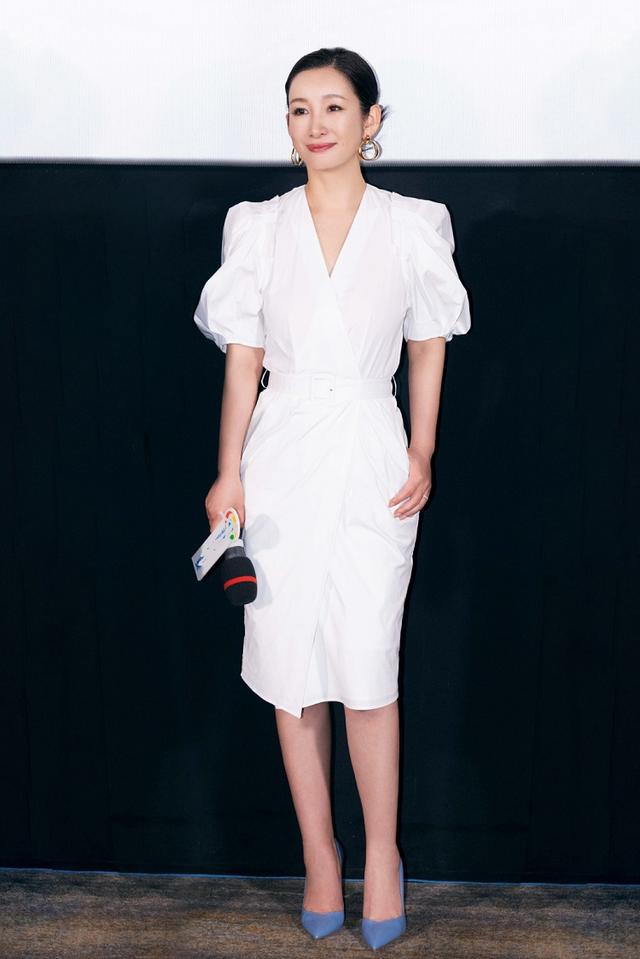 42岁的秦海璐出席活动小腹微凸四肢略显肿胀网友质疑怀二胎了