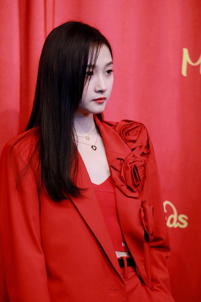 关晓彤见自己的蜡像捂嘴笑不停 嘟嘴拍合影好俏皮