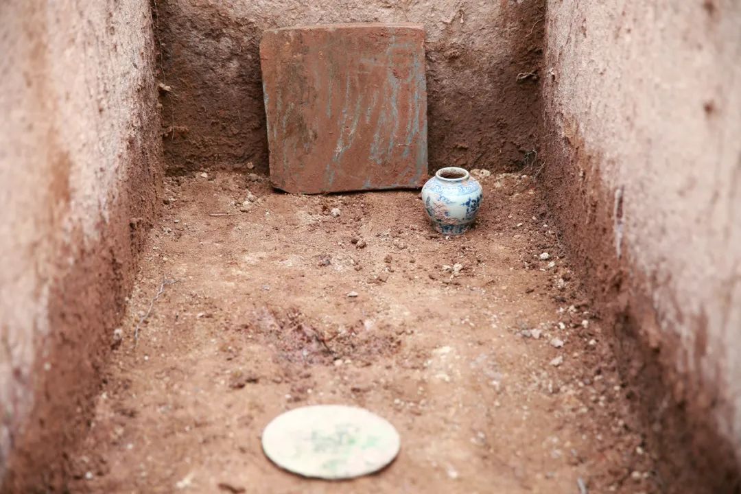 出土文物5件东阳发掘一个明代三穴石板墓