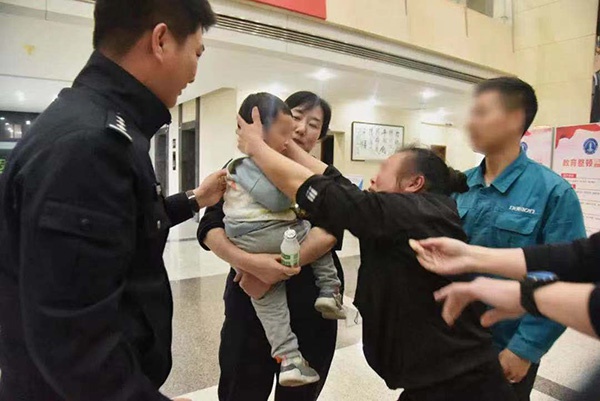 将2岁半儿子卖给他人后游山玩水，浙江湖州一男子被刑拘