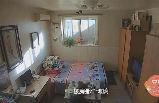一家四口蜗居北京35㎡半地下房终日无光洗菜做饭全在卫生间