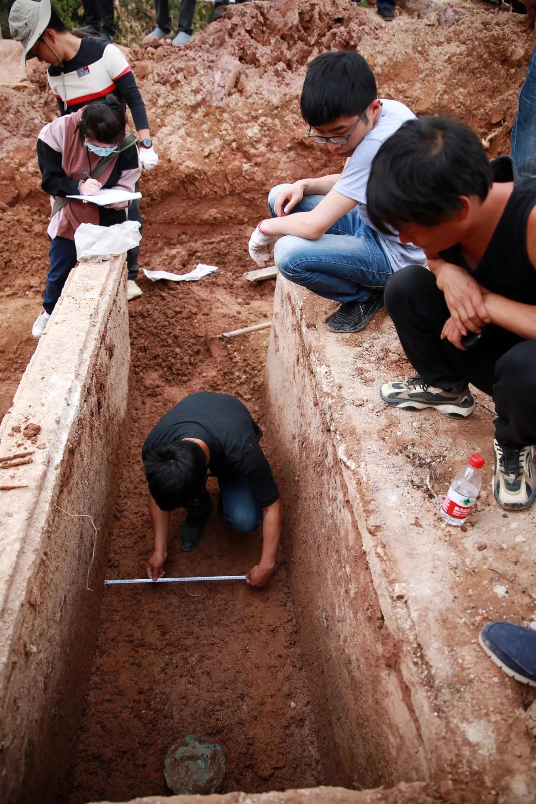 出土文物5件东阳发掘一个明代三穴石板墓