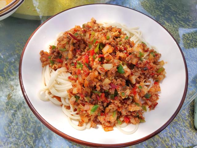 七道湾路798鲜工厂20元过油肉拌面和15元碎肉拌面目前乌市拌面行情