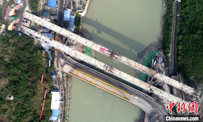 空中俯瞰横跨大渡河的高速公路特大桥。(航拍图片) 刘忠俊 摄