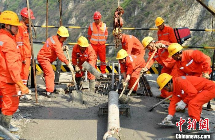 四川峨眉汉源高速公路峨边大渡河特大桥顺利合龙