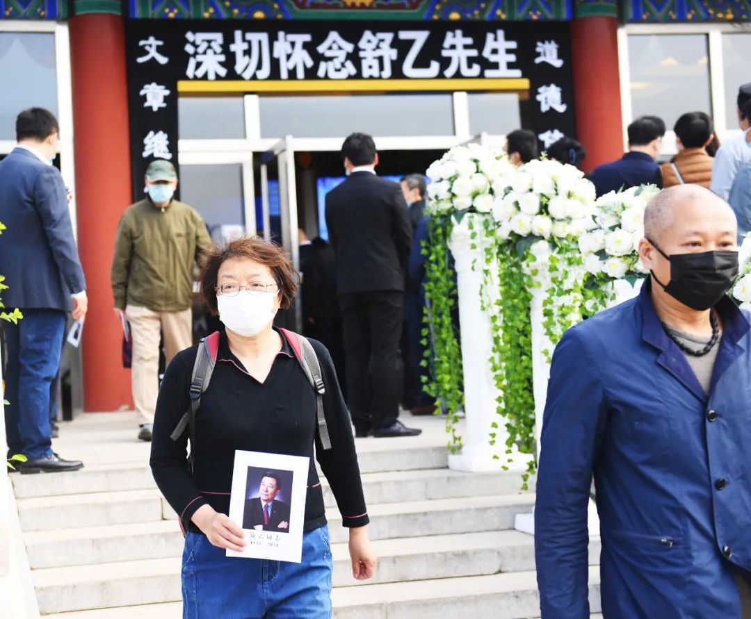 告别大厅外的两块大屏幕循环播放着舒乙生前的工作照,生活照及书画