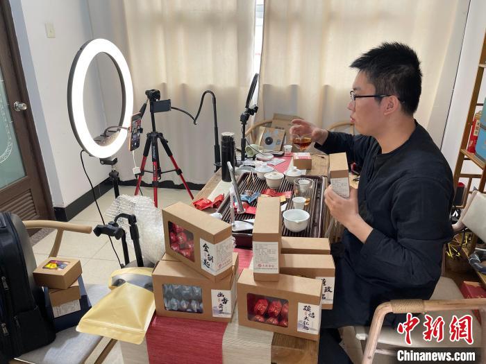 黄平炜正在直播带货 江南 摄